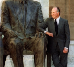 El Rey Juan Carlos posa junto a la estatua que le reproduce de Antonio López y de los hermanos Julio y Francisco López Hernández, en el Patio Herreran